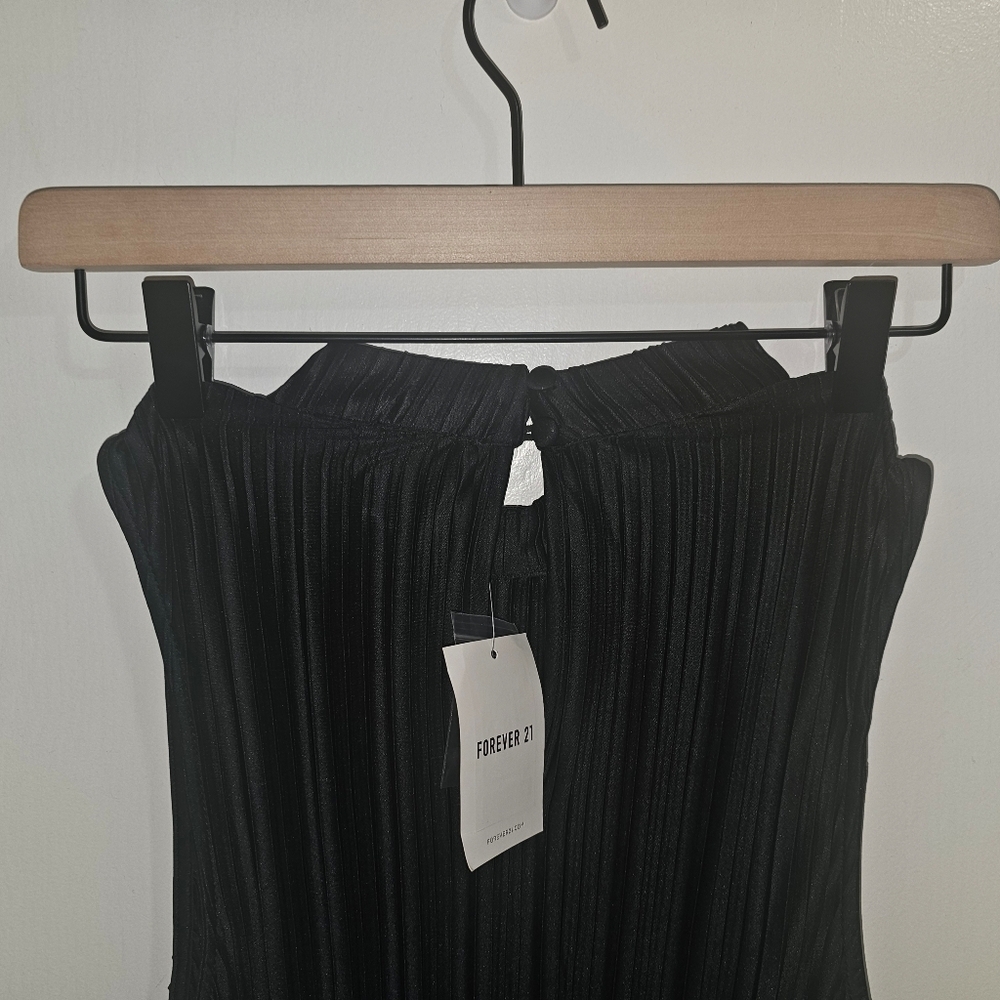 Forever 21 Plus Size Plisse Midi Dress Black - Picture 6 of 6